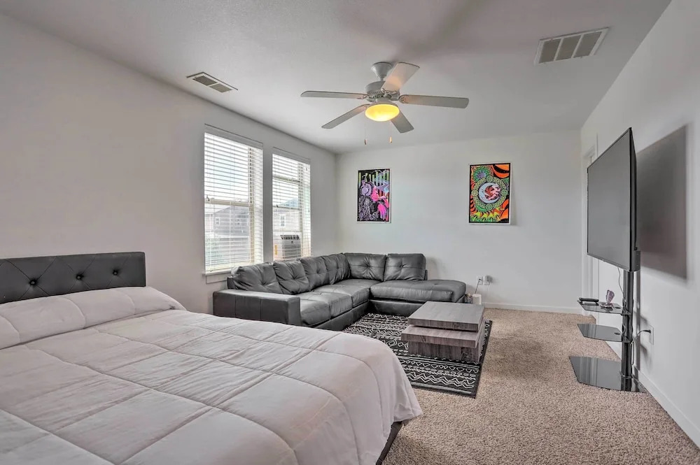 Spacious Denver Townhome Near Central Park!
