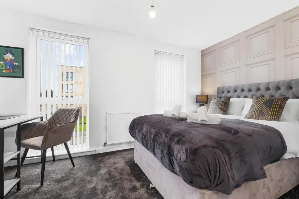 Luxury 2 Bed House City Centre ✘ BBQ & GARDEN ☆ FAMILY FRIENDLY→ Swingball & Outdoor Furniture - FREE PARKING → With 50 Inch Smart TV, FREE NETFLIX & WIFI ✘ Comfy Seating Area - BY MAEVELA®