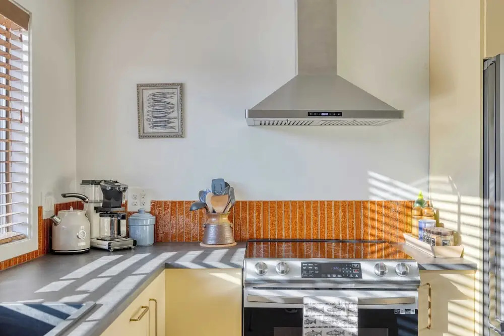 Walk to Beach & Shops Fireplace, Patio Dining & Firepit at Manzanita Ave