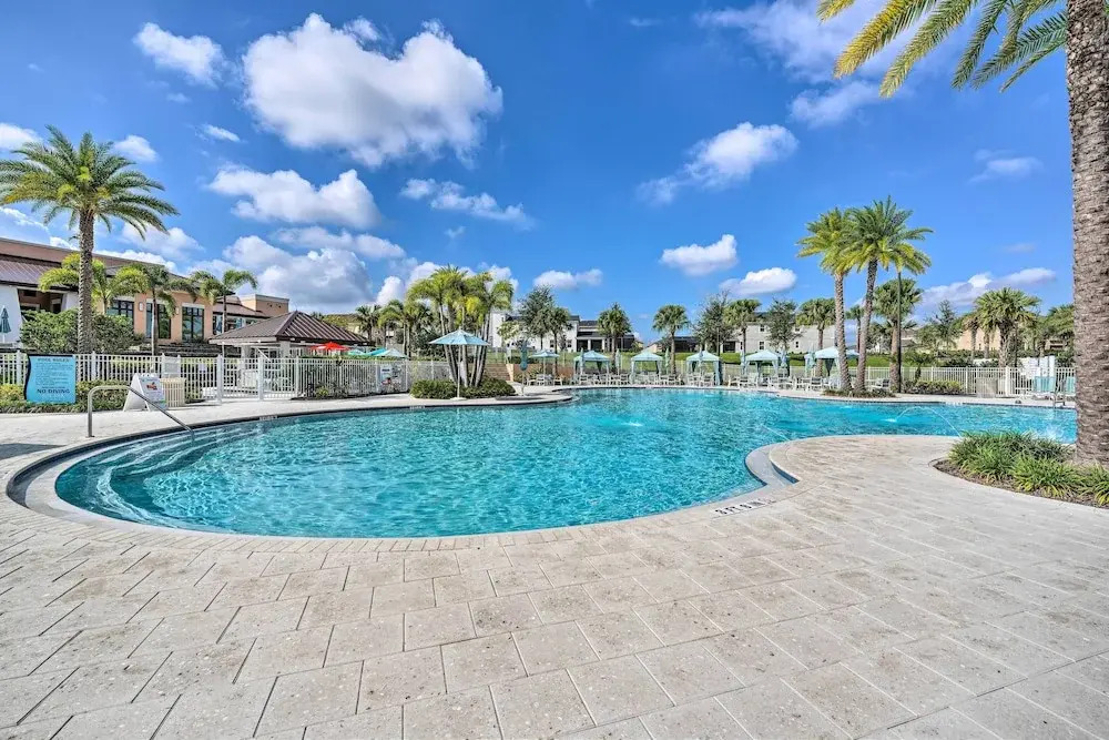 7 Mi to Disney: Townhome w/ Lanai & Pool!