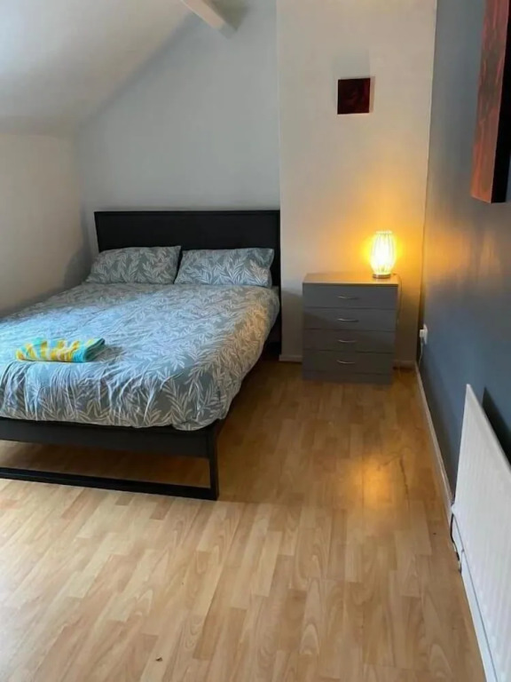 The Vacationers - Pvt Rooms with Shared Bath