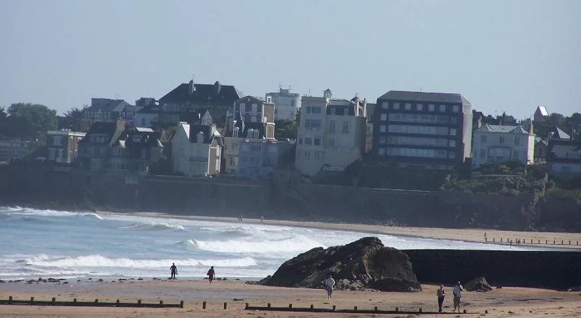 Hotel De La Mer
