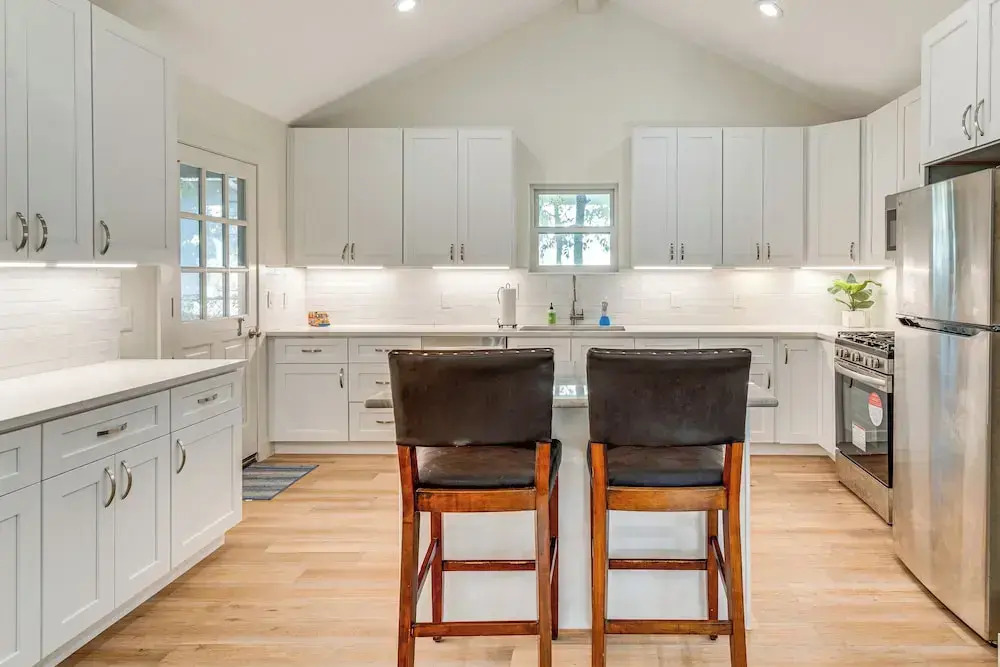 4 Mi to UT Austin: Bright & Modern Family Home