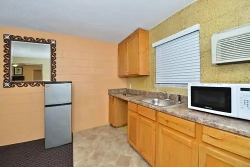 Americas Best Value Inn & Suites - Savannah / Garden City