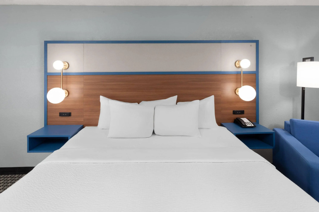 AmericInn by Wyndham Reedsburg