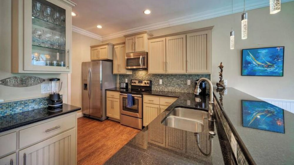 2 Homes in Las Palmeras by Avantstay Sleeps 18, Resort Pool + Private Patio Walk to Town, Golf Cart Zone