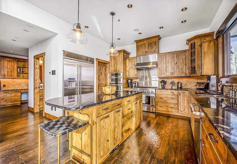 Inuksuk Lodge 4800 sq ft of Excellence