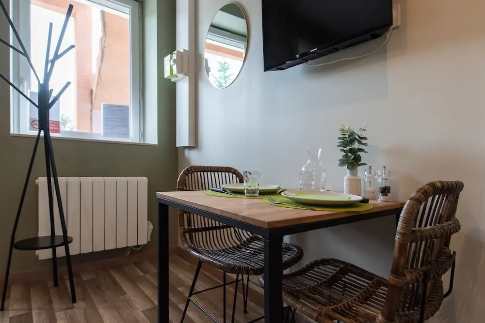 Legend- Parking privé Gratuit- Terrasse privée- Wifi - Convert - Alimentec