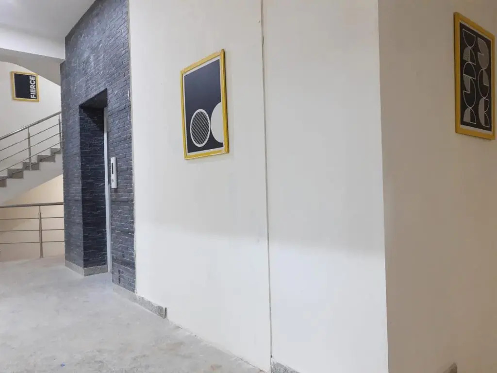 Abuzz Oxfordcaps ShahpurJaat Delhi - For Females Only