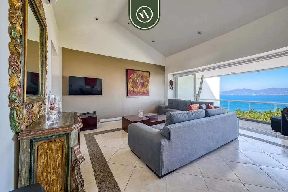 Oceanfron 4 BR Condo - Beach - Wyndham Pool
