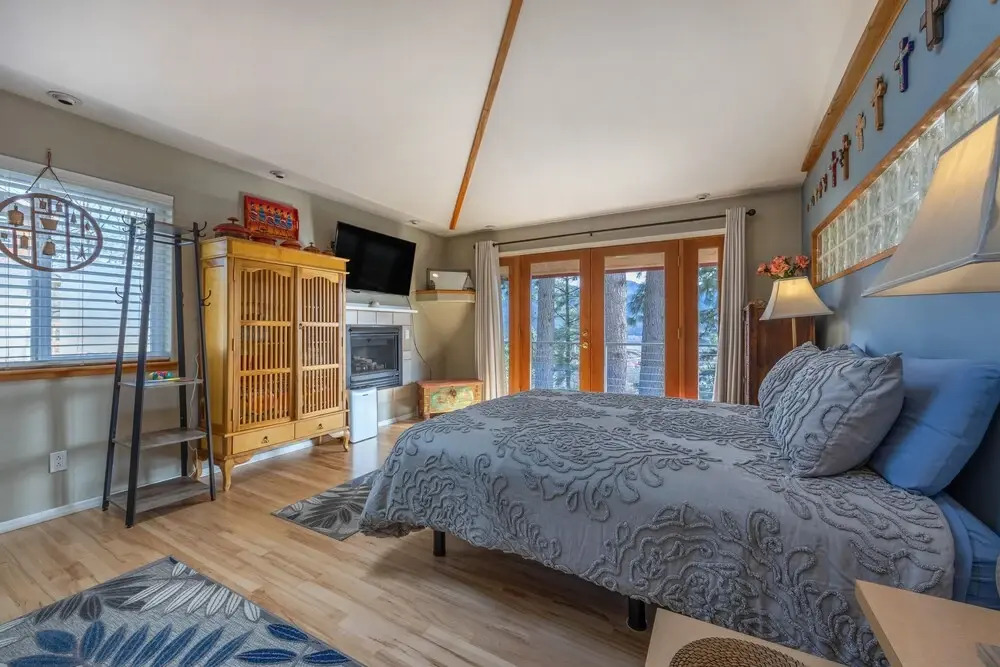 Lois Lanes Perch 1 Bedroom Home by RedAwning