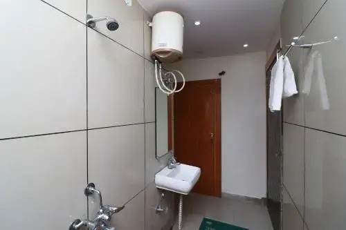 FabHotel Neena Palace