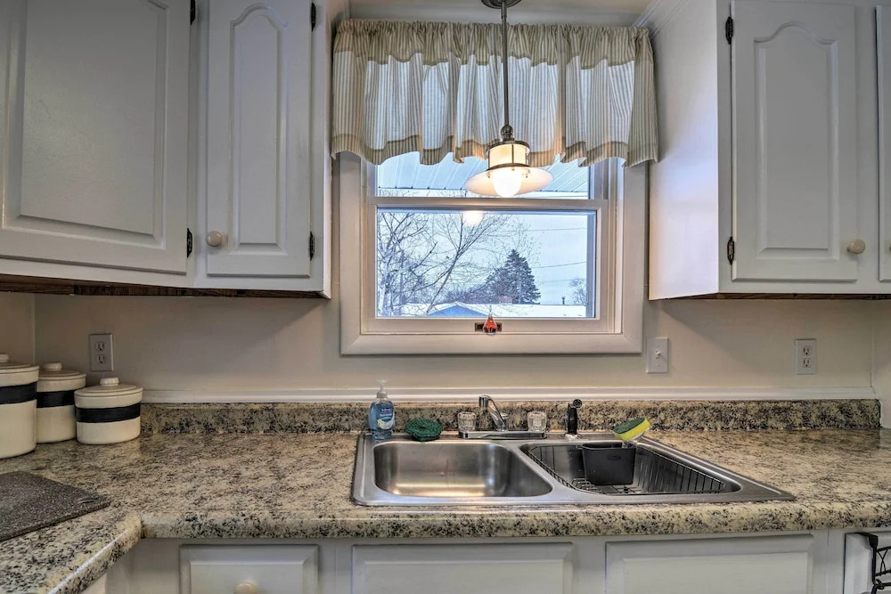 Hip Downtown Cottage - Walk to Beach, Pier, Dining