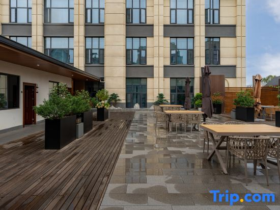 Lanou International Hotel (Guangyuan Aoti Center Branch)