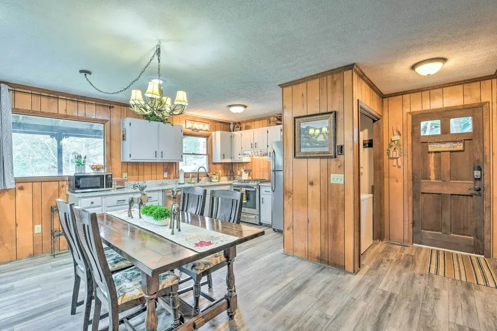 Cozy Maggie Valley Cabin, 1 Mi to Tube World!