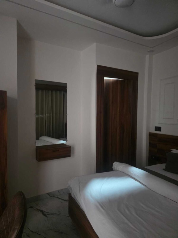 Hotel R R Tripathi