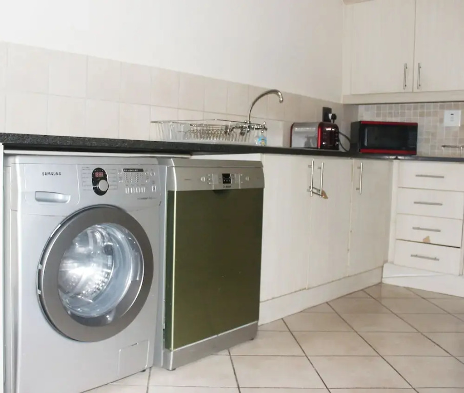 Cozy 3 Bed Duplex ,sleeps 6 With Double Bathroom