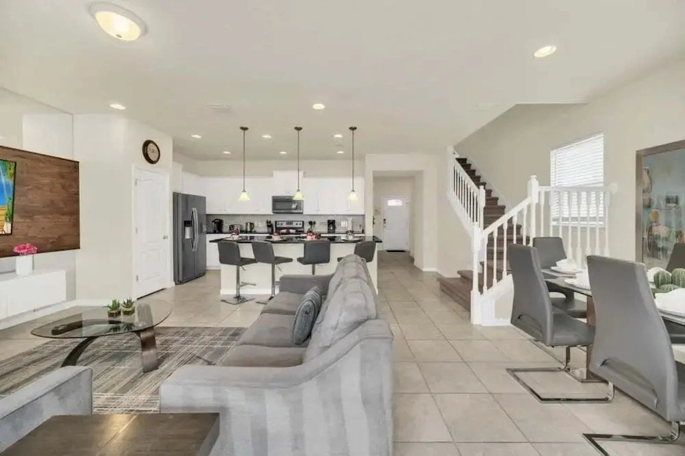 Lake View Serene & Peaceful Pool Home! 5 Bedroom Townhouse