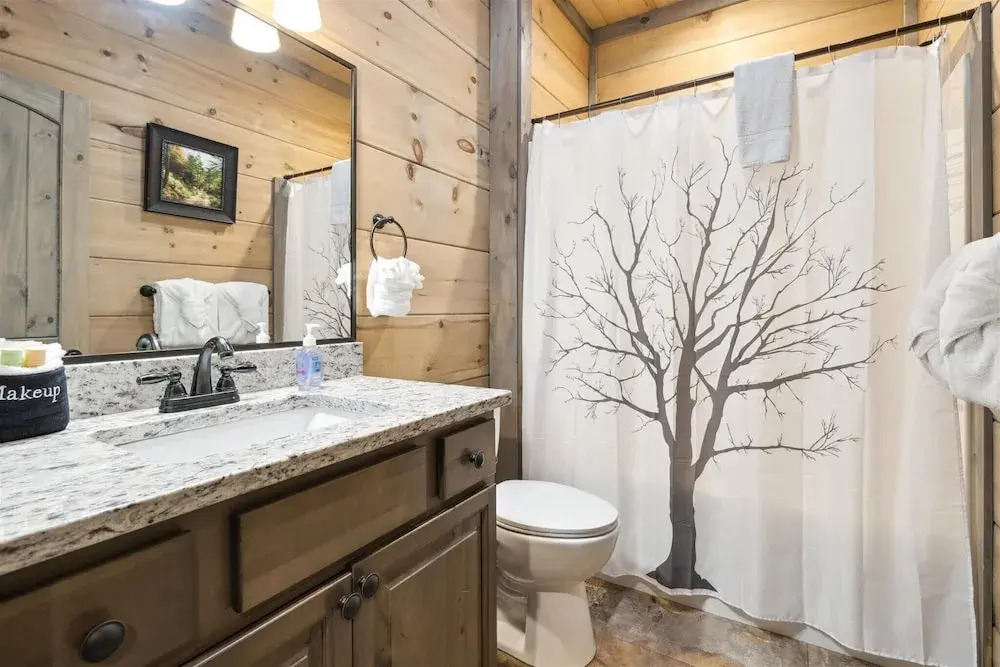 Gorgeous Cabin w Hot Tub Firepit Gameroom