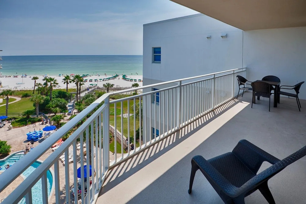 Waterscape B606 - 2 Br condo by RedAwning