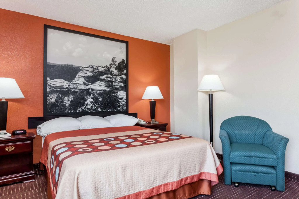 Super 8 by Wyndham Harrisburg