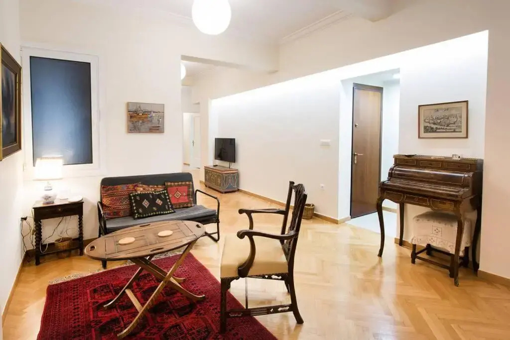 Elegant 3 bd apt, in the most prestigious area.