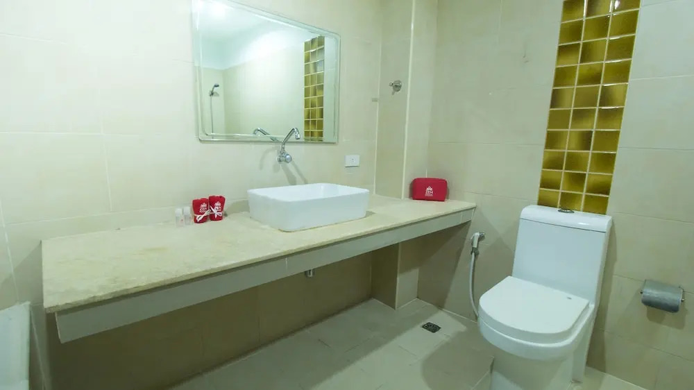 ZEN Rooms Surasak 1