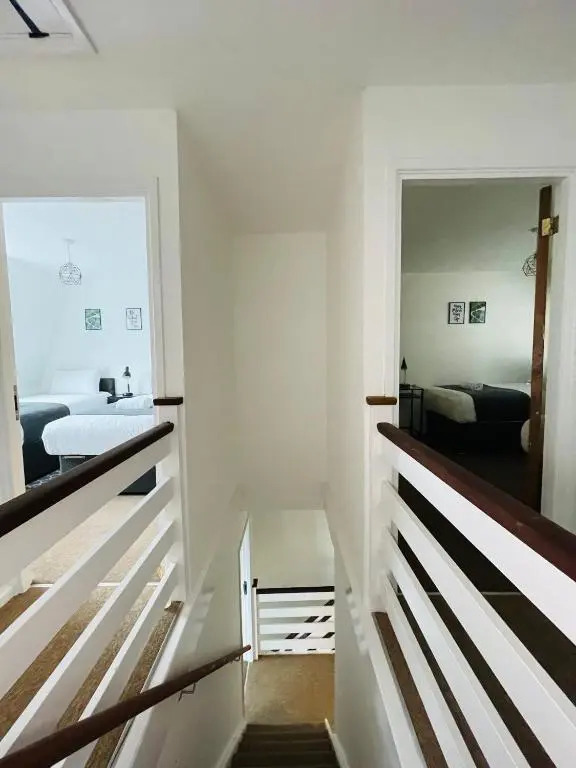 Cheerful 5-bedroom with free parking