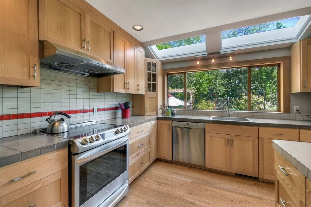 Lovely Laurelhurst - Music Room & Sunny Yard 3 Bedroom Home