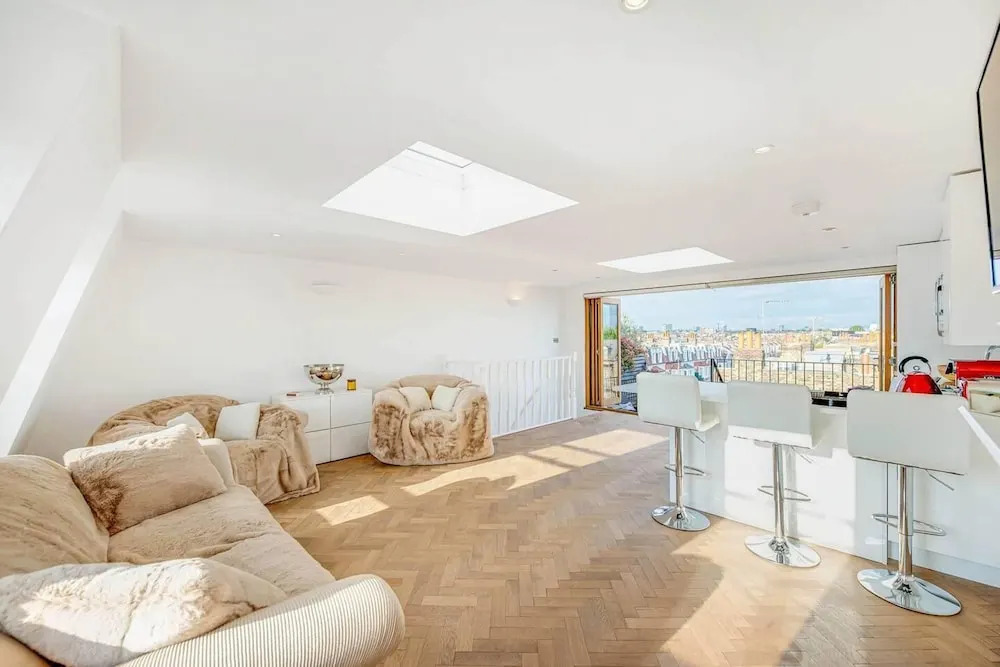 3 Bedroom Penthouse With London Skyline View