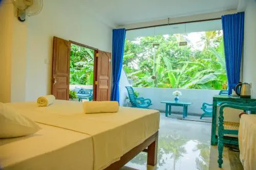 Doors Guest House & Cafe