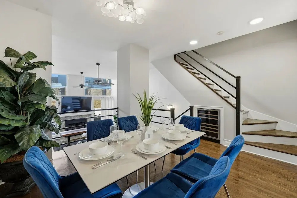 River West Modern 4-bd Home With Patio Balcony