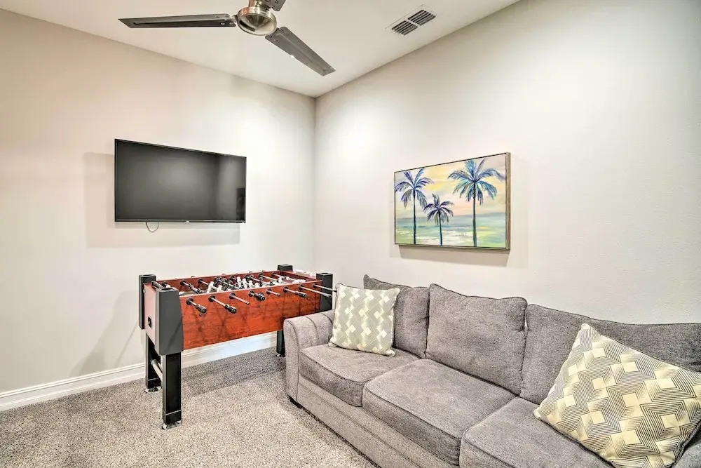 Upscale Florida Townhome - 1/2 Mi to Beach!