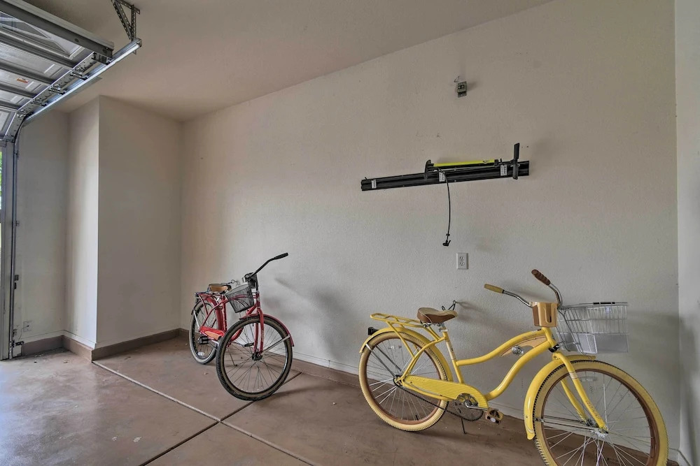 Spacious Surprise Home: 6 Mi to Wildlife World Zoo