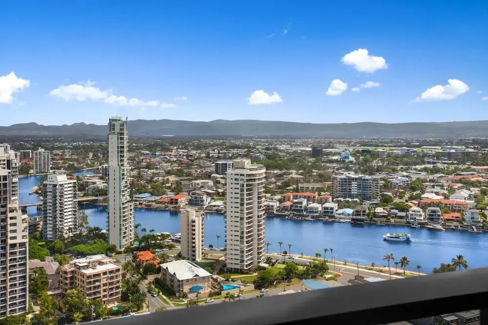 Surfers Paradise 1-bed With Stunning Views & Pool