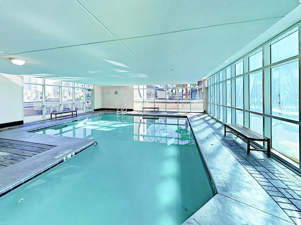 All-suite Gulf-front Getaway W/ Pools & Gym 2 Bedroom Condo