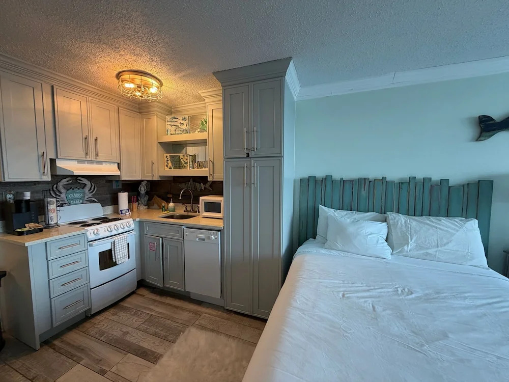 Renovated Beach Front Condo - Top of the Gulf 302