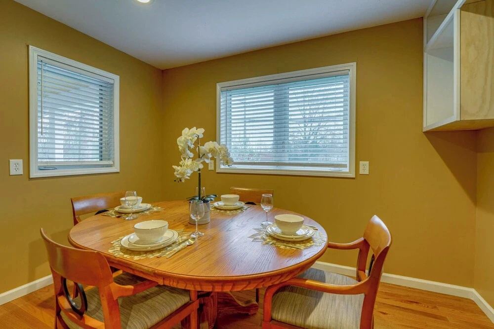 < 1 Mi to Oakland University: Cozy Retreat w/ Yard