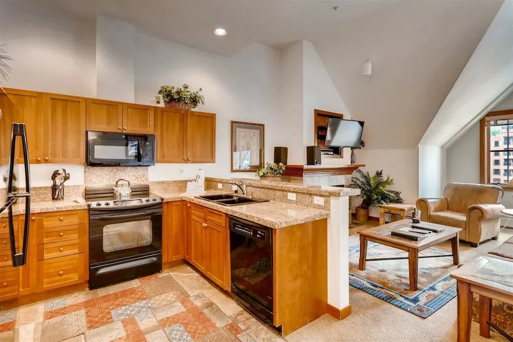Perfectly Placed 2 Bedroom Vacation Rental in Historic Downtown Breckenridge with Access to Hot Tub and Pool