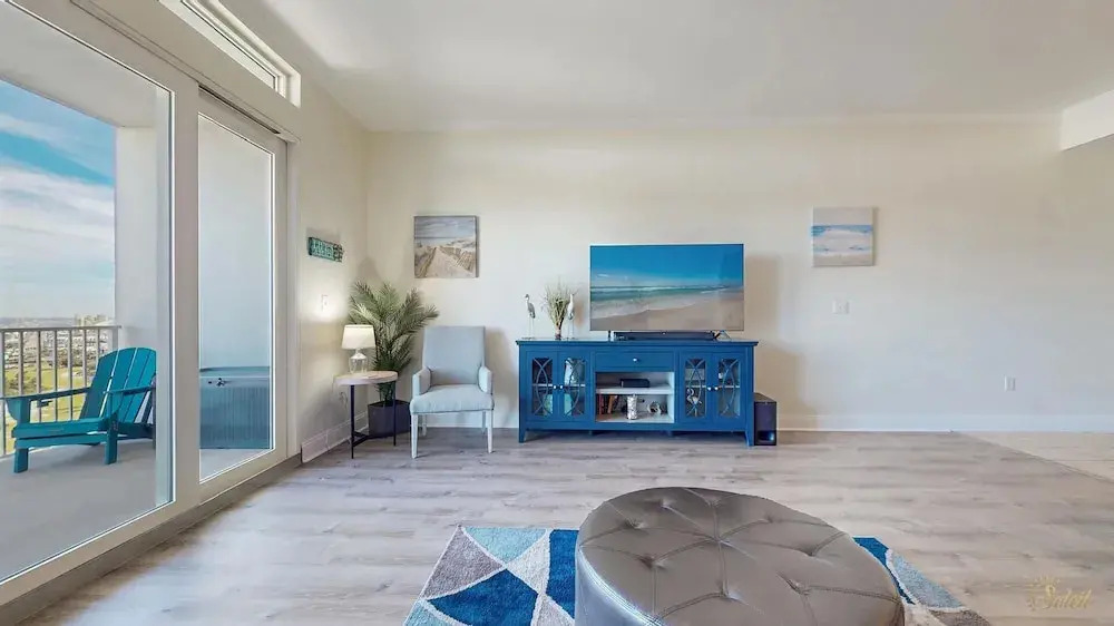 Laketown Wharf 2135