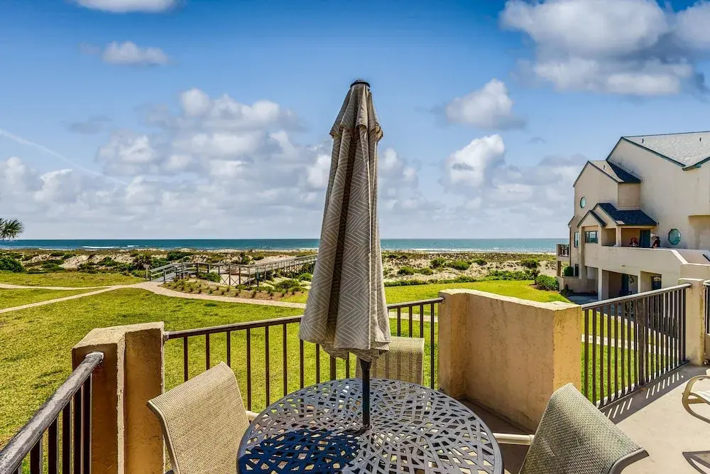 Lovely oceanfront townhouse in Summer Beach Village w/Shared Pool, Central AC