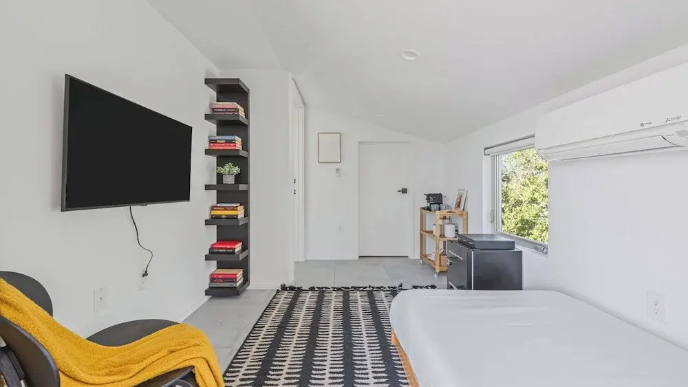 Sleeps 32, Private Compound w/ Putting Green Bouldin Collective by Avantstay
