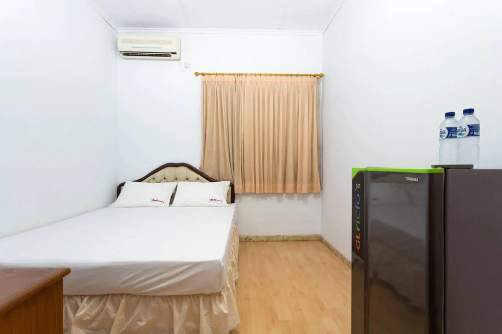 RedDoorz Karet Genteng Ijo