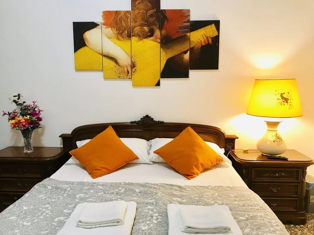 4 Bed-sleeps 8-central Rome-5 Min to Colosseum