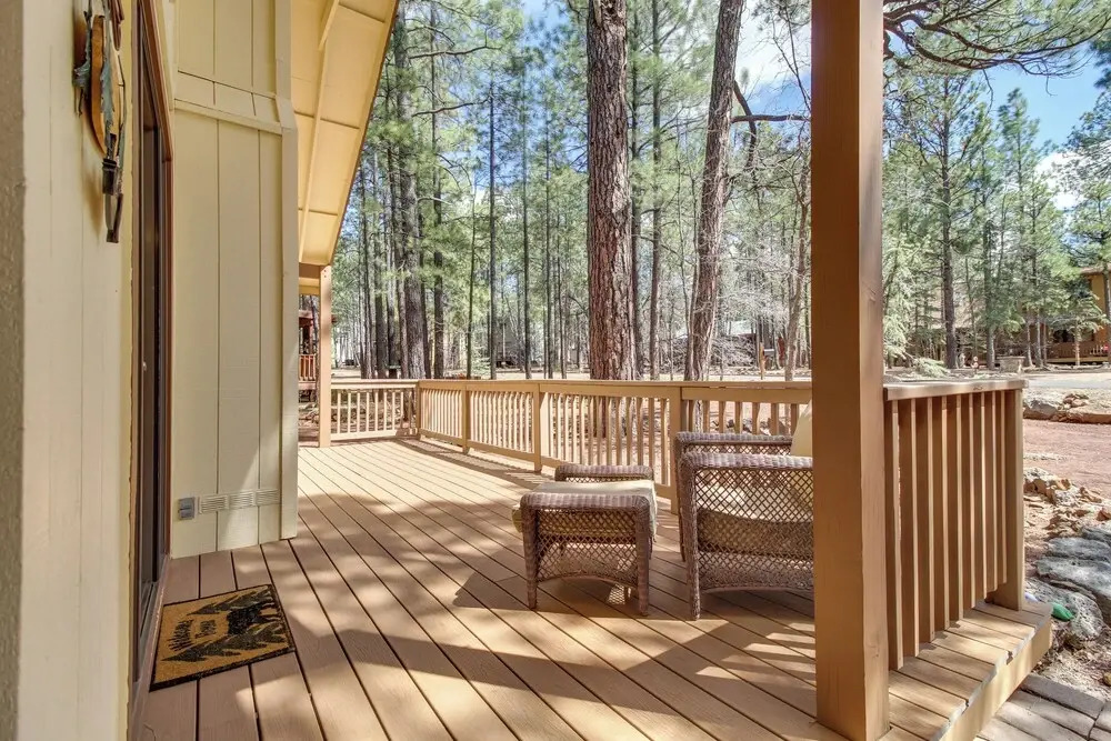 9 Mi to Rainbow Lake: Woodsy Pinetop Cabin w/ Deck