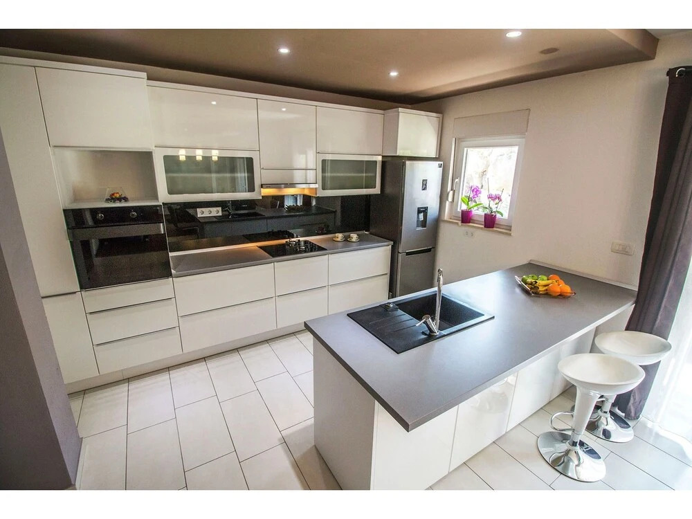Modern 3 Bedroom Apartment, With 2 Bathrooms, Kitchen, Living Room and Airco