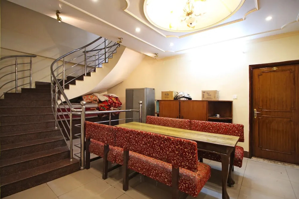 OYO 5459 Hotel Doll's Inn