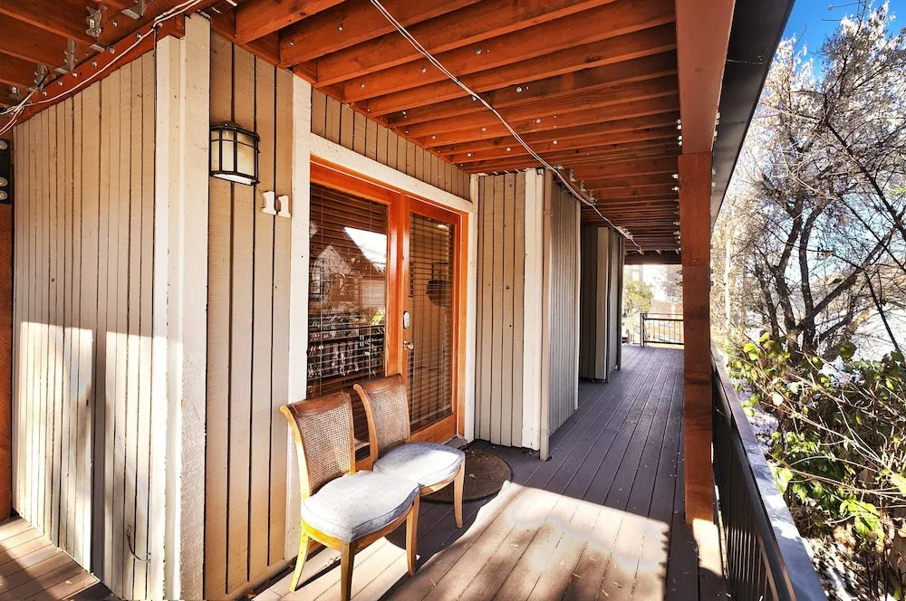 Woodside 11 1 Bedroom Condo by RedAwning