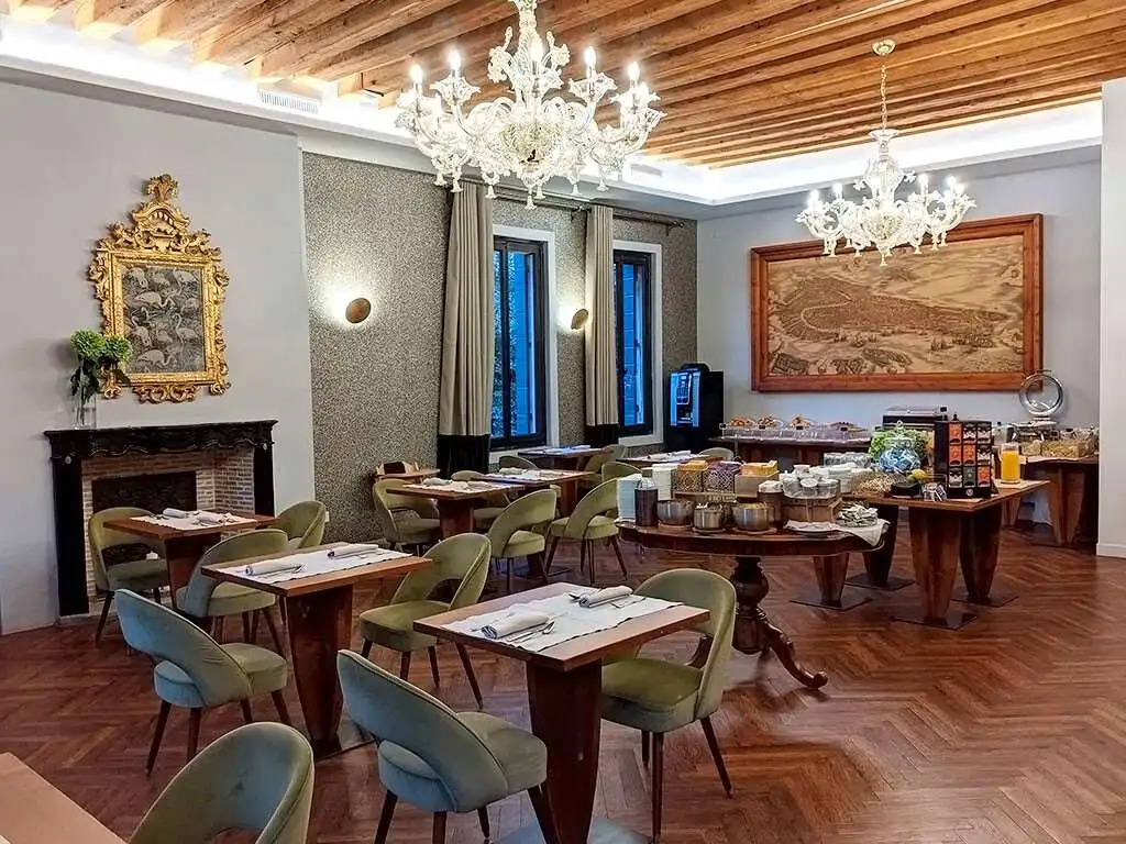 Отель IH Hotels Venezia Salute Palace