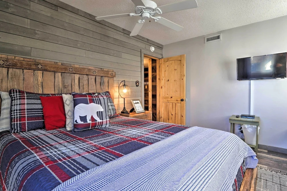 4 Mi to Natl Park: Mtn-view Gatlinburg Retreat!